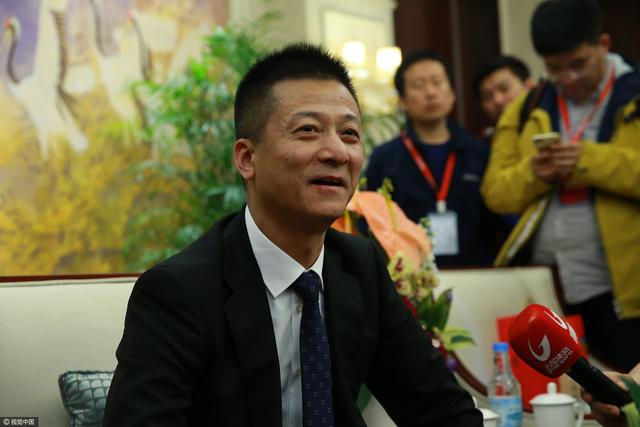 滕哈赫拥抱自己的爱将霍伊伦。